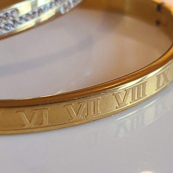 2 fabulous bracelets with gold tones. - Picture 2 of 6